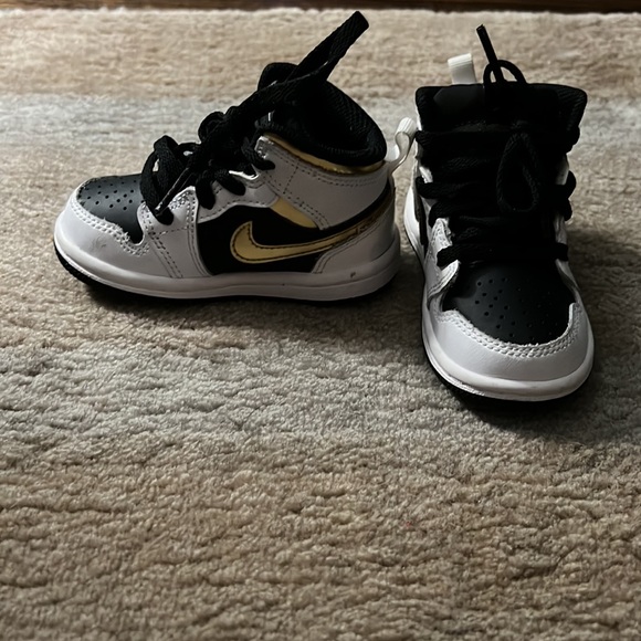 5C Jordan’s Mids - Picture 3 of 5